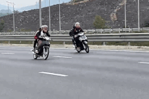 Nhóm thanh, thiếu niên lái xe máy vào cao tốc bị phạt hơn 121 triệu đồng