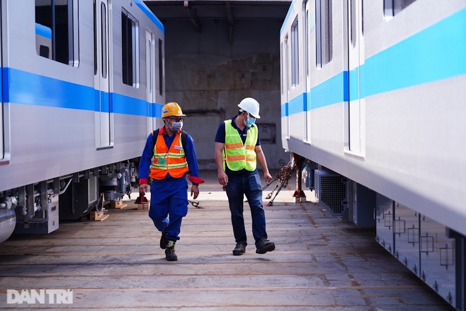 Lộ diện hai đoàn tàu của tuyến Metro số 1 trị giá 2 tỷ đô cập cảng TPHCM - 8 Lộ diện hai đoàn tàu của tuyến Metro số 1 trị giá 2 tỷ đô cập cảng TPHCM - 8