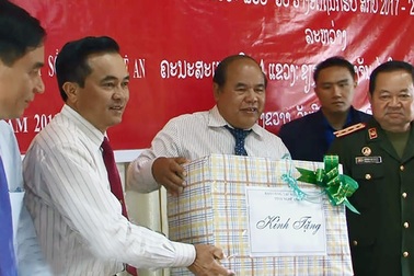 Tiếp nhận 98 hài cốt liệt sĩ quân tình nguyện và chuyên gia Việt Nam hy sinh tại Lào