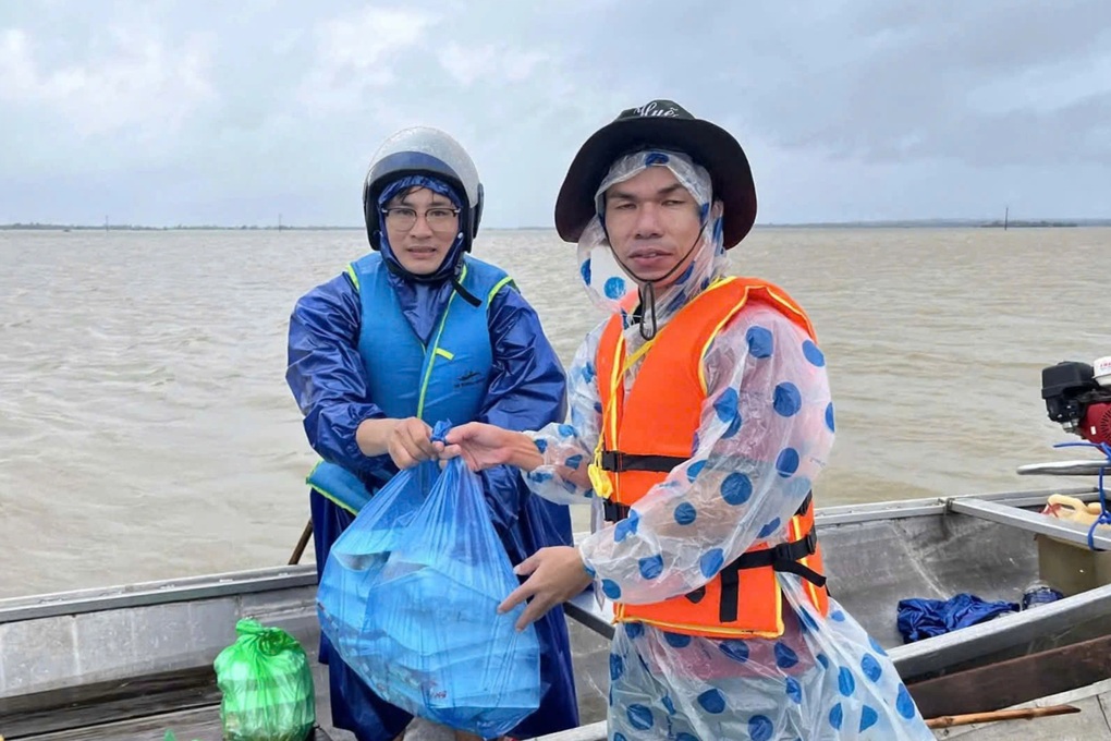 Mưa lũ miền Trung: “Chỉ mong bà con có nước uống, thức ăn - 3 Mưa lũ miền Trung: “Chỉ mong bà con có nước uống, thức ăn - 3