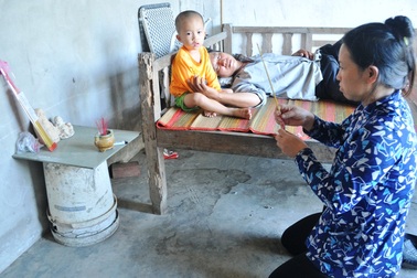 Xót xa người vợ ngày nào cũng thắp hương xin cho chồng con mạnh khỏe