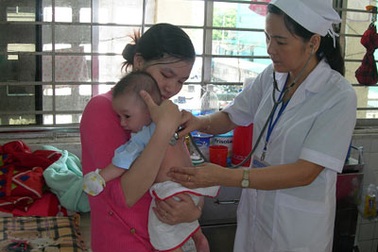 Giao mùa và nắng nóng bất thường, trẻ nhập viện tăng đột biến