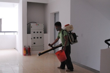 Phun thuốc diệt kiến ba khoang ở chung cư cao tầng Huế