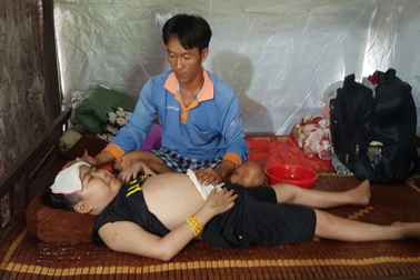 Bệnh tật quật ngã gia đình nông dân nghèo, cha cầu xin cứu con trai nhỏ