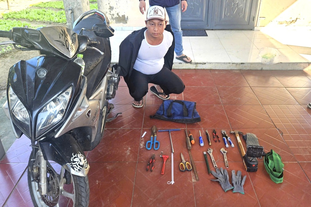 Siêu trộm đột nhập công ty lấy 10 bộ máy tính bàn - 1