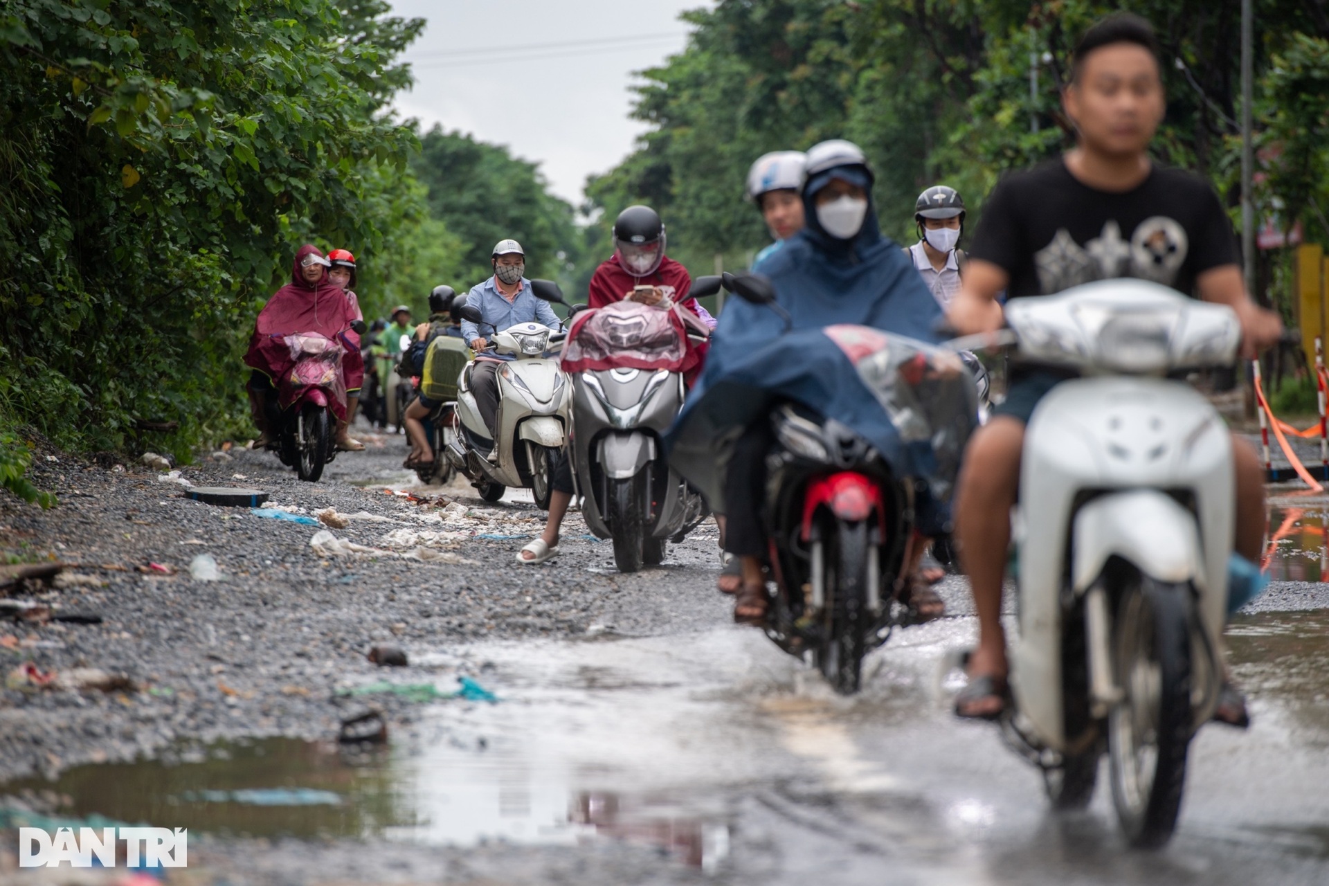 Mưa rả rích 2 ngày, Hà Nội ngập sâu nhiều tuyến phố, khu dân cư - 13 Mưa rả rích 2 ngày, Hà Nội ngập sâu nhiều tuyến phố, khu dân cư - 13