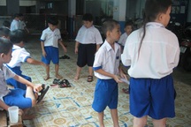 Cám cảnh trường nghèo