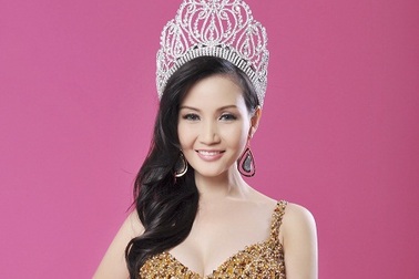 Hoa hậu Sương Đặng khoe vai trần quyến rũ