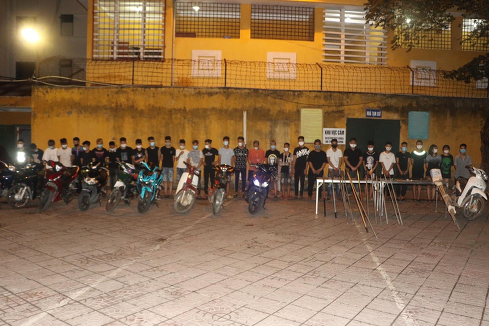 Gần 50 thanh, thiếu niên cầm súng, dao phóng lợn lao vào hỗn chiến - 1