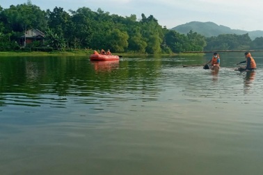 Lật nhà bè, 9 người rơi xuống hồ sâu, 2 người thiệt mạng