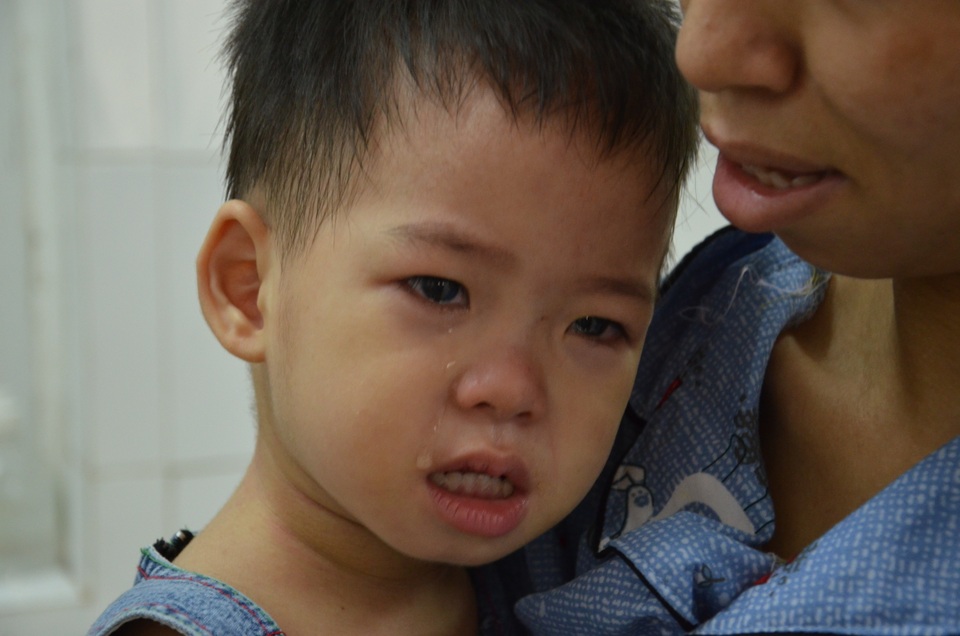 Nghẹn lòng cảnh mẹ đơn thân tật nguyền khánh kiệt vì chăm con viêm não - 7 Nghẹn lòng cảnh mẹ đơn thân tật nguyền khánh kiệt vì chăm con viêm não - 7