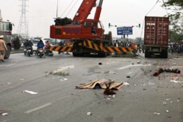 Bắt giam tài xế cán chết 2 nữ sinh bán hoa dịp 8/3