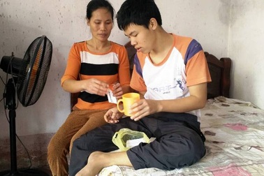 Người phụ nữ gồng mình cứu chồng ung thư, nuôi con tâm thần