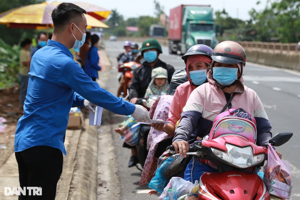 Đường về quê gần hơn nhờ sự giúp đỡ của bà con miền Trung - 3 Đường về quê gần hơn nhờ sự giúp đỡ của bà con miền Trung - 3