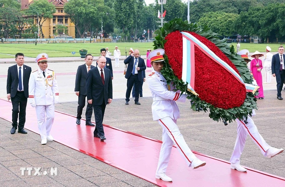 Tổng thống Putin viếng lăng Chủ tịch Hồ Chí Minh - 1