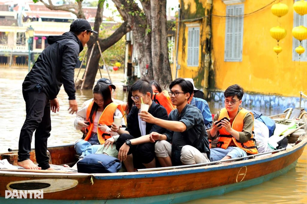 Bất chấp lũ lụt, du khách vẫn đổ về tham quan phố cổ Hội An - 9 Bất chấp lũ lụt, du khách vẫn đổ về tham quan phố cổ Hội An - 9