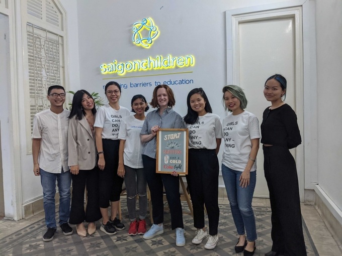 Hoàng Nhật Minh (bìa trái ngoài cùng) và các đồng nghiệp Saigon Children.