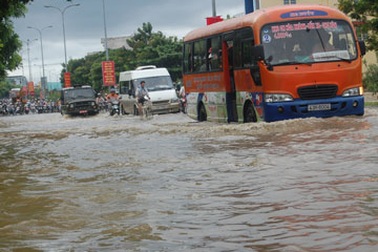 Mưa lớn, Đà Nẵng lại ngập chìm trong nước