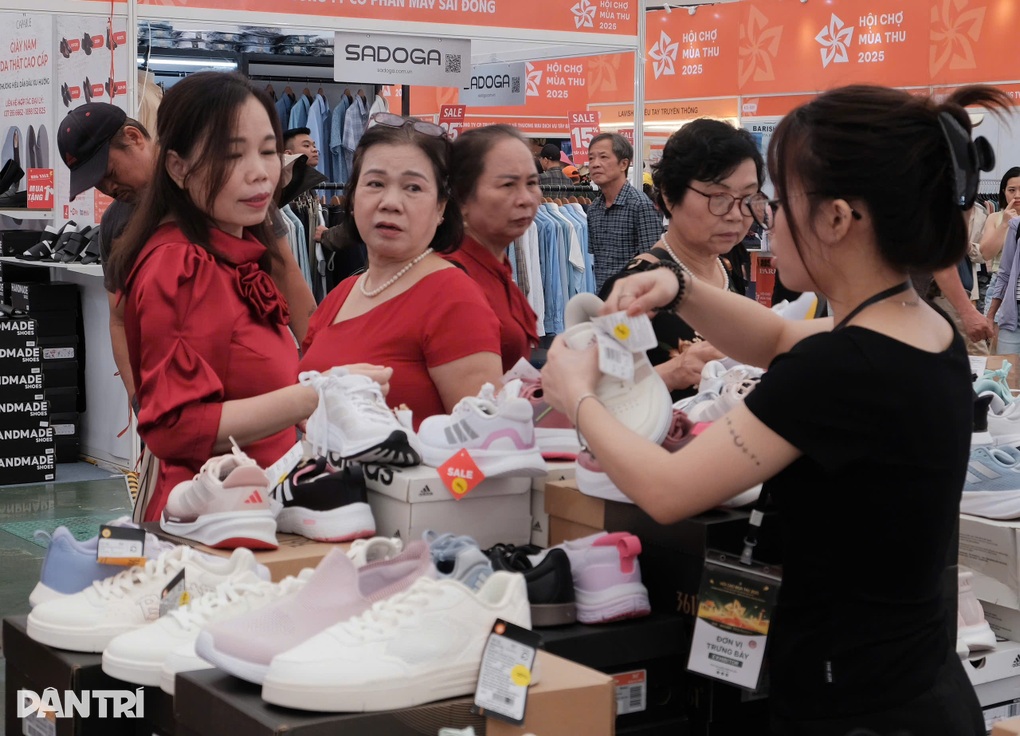 Hội chợ Mùa Thu: Khách săn hàng giảm giá 70%, doanh nghiệp trúng lớn - 1 Hội chợ Mùa Thu: Khách săn hàng giảm giá 70%, doanh nghiệp trúng lớn - 1