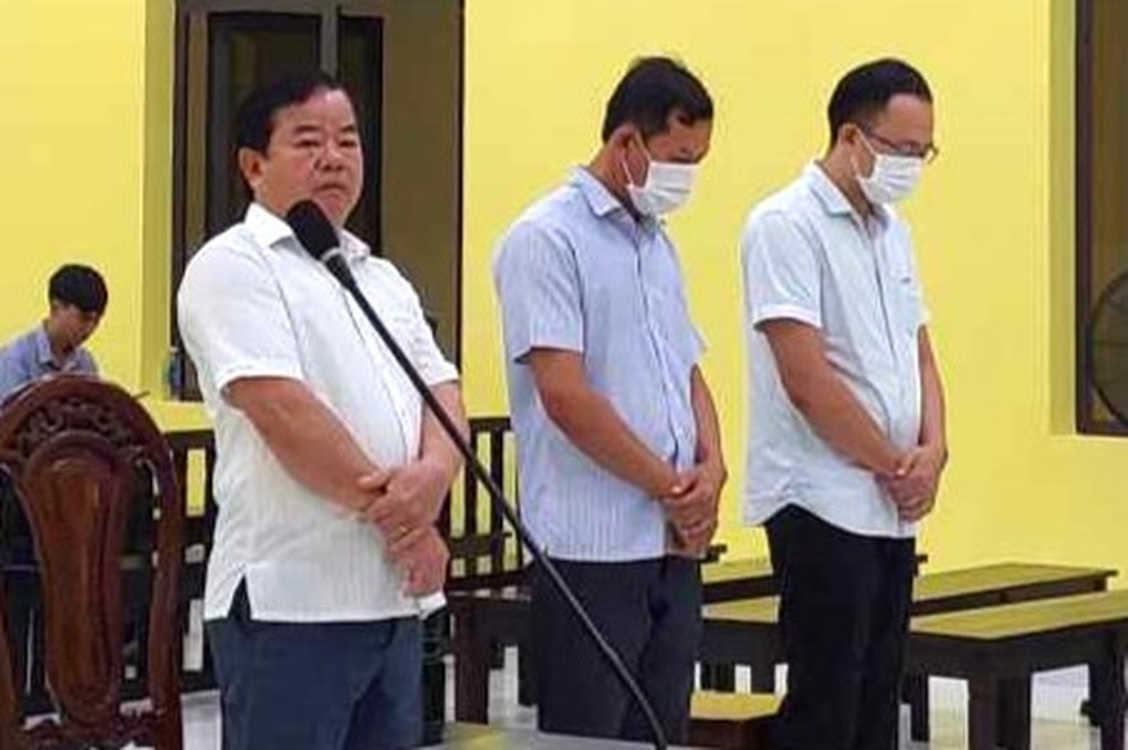 Hai cán bộ sở ở Cà Mau lĩnh án vì cấu kết làm giả hồ sơ xe - 1 Hai cán bộ sở ở Cà Mau lĩnh án vì cấu kết làm giả hồ sơ xe - 1