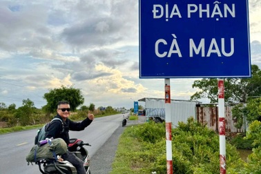 Người đàn ông rong ruổi các tỉnh miền Tây chụp biển địa giới trước sáp nhập