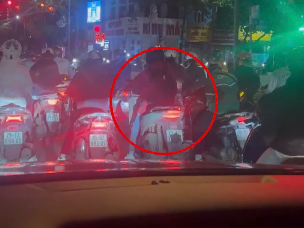 Dùng khẩu trang che biển số, nam thanh niên bị Cục trưởng CSGT phát hiện - 2