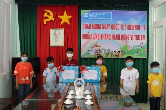 Chủ tịch UBND tỉnh Bình Định chuyển quà tặng cho trẻ em của Làng Trẻ em SOS Quy Nhơn nhân Ngày Quốc tế thiếu nhi 1/6.