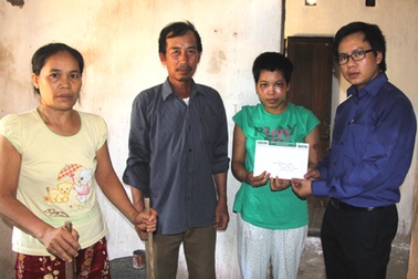 Bé 4 tuổi bị bỏng toàn thân tiếp tục nhận quà bạn đọc