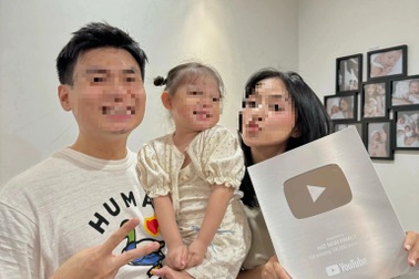 Bé 2 tuổi òa khóc vì fan vây kín: Trẻ nổi tiếng sớm có bị ảnh hưởng tâm lý?