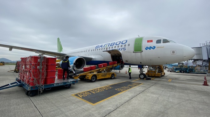 Chuyến bay đặc biệt của Bamboo Airways chở hàng cứu trợ hạ cánh miền Trung - Ảnh 1.