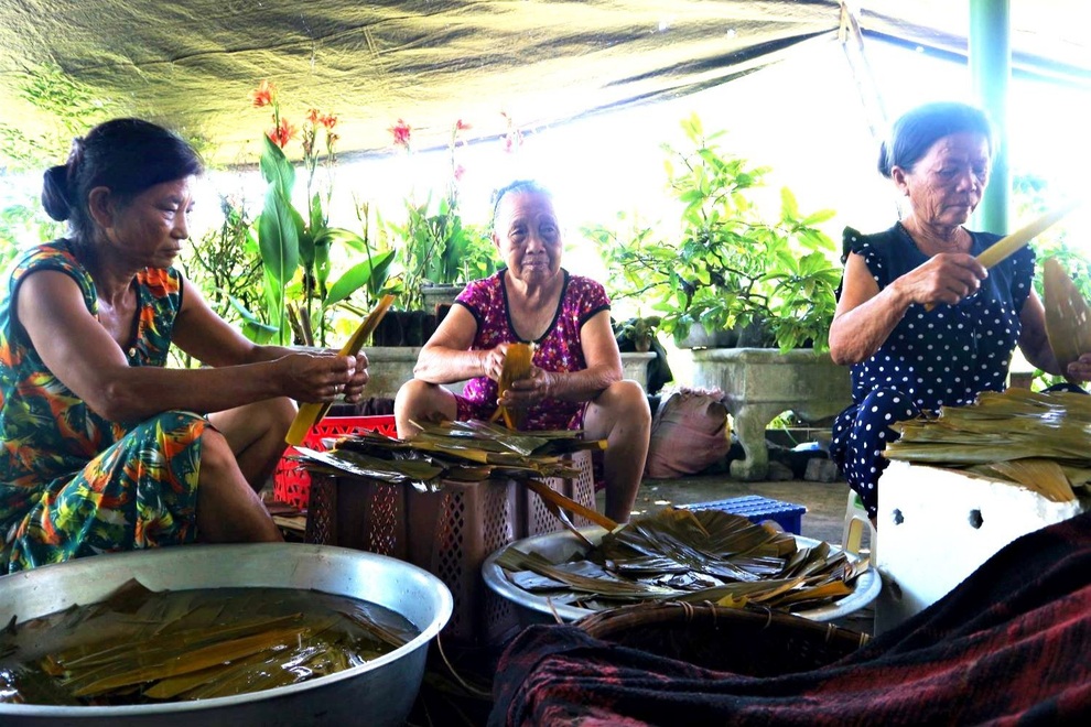 Người làm nghề thức thâu đêm làm thứ bánh giết sâu bọ - 2