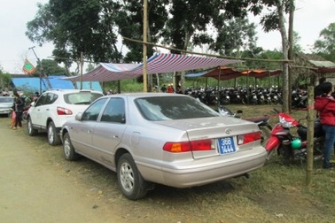 Chủ tịch tỉnh “cầm” đường dây nóng phát hiện xe công đi lễ hội