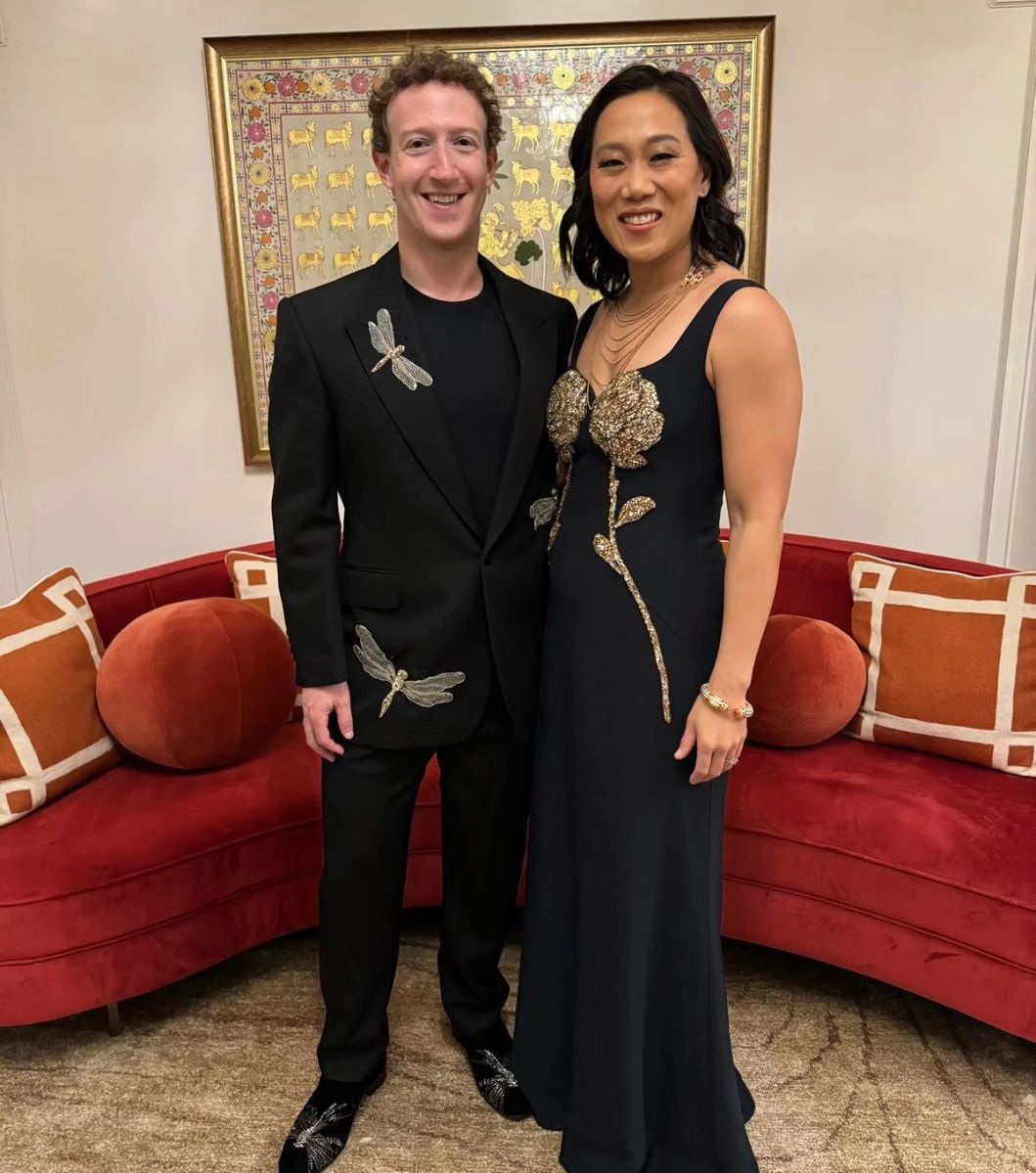 Theo Vogue, hai bộ trang phục này được thiết kế bởi Alexander McQueen. Thiết kế có điểm nhấn chuồn chuồn vàng của Zuckerberg trị giá 7.000 USD (gần 173 triệu đồng). Trong khi đó, chiếc váy dài chạm sàn của Chan có điểm nhấn hoa màu vàng đậm trị giá 15.000 USD (370 triệu đồng) (Ảnh: IGNV).