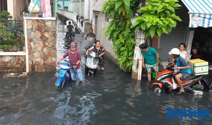 Triều cường dâng cao khiến nhiều nơi ở TP.HCM ngập sâu trong nước.