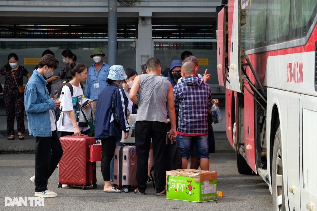 Người dân đổ về quê sớm, cửa ngõ Thủ đô ùn ứ từ trưa - 4 Người dân đổ về quê sớm, cửa ngõ Thủ đô ùn ứ từ trưa - 4