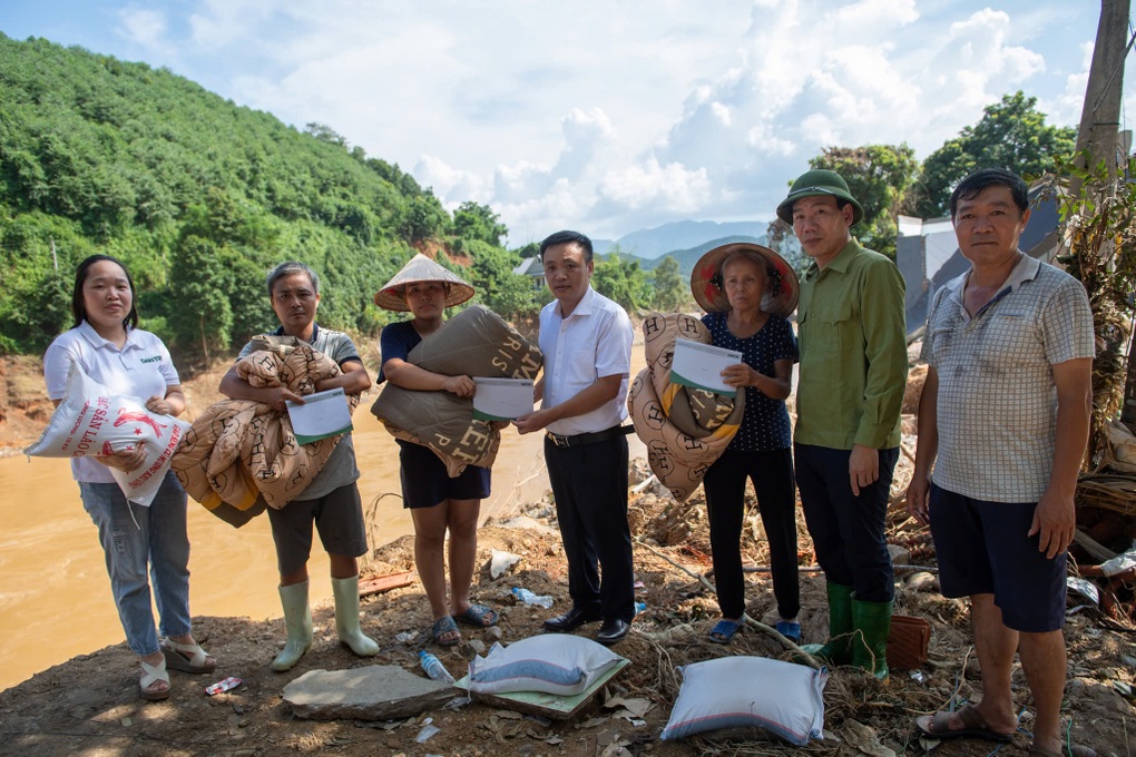 Báo Dân trí kịp thời hỗ trợ người dân Làng Nủ và huyện Bảo Yên - 11 Báo Dân trí kịp thời hỗ trợ người dân Làng Nủ và huyện Bảo Yên - 11