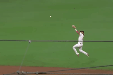 "Nhảy 2 bước" trên không trung, vận động viên thách thức định luật vật lý?