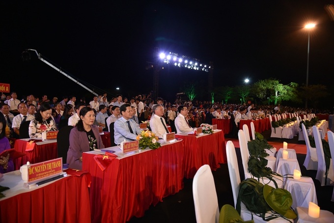 Chủ tịch Quốc hội Vương Đình Huệ, Chánh án TANDTC Nguyễn Hòa Bình, Phó Thủ tướng Chính phủ Lê Minh Khái dự chương trình dự Cầu truyền hình trực tiếp Khúc tráng ca hòa bình tại Quảng Nam - Ảnh: VGP/Trần Mạnh