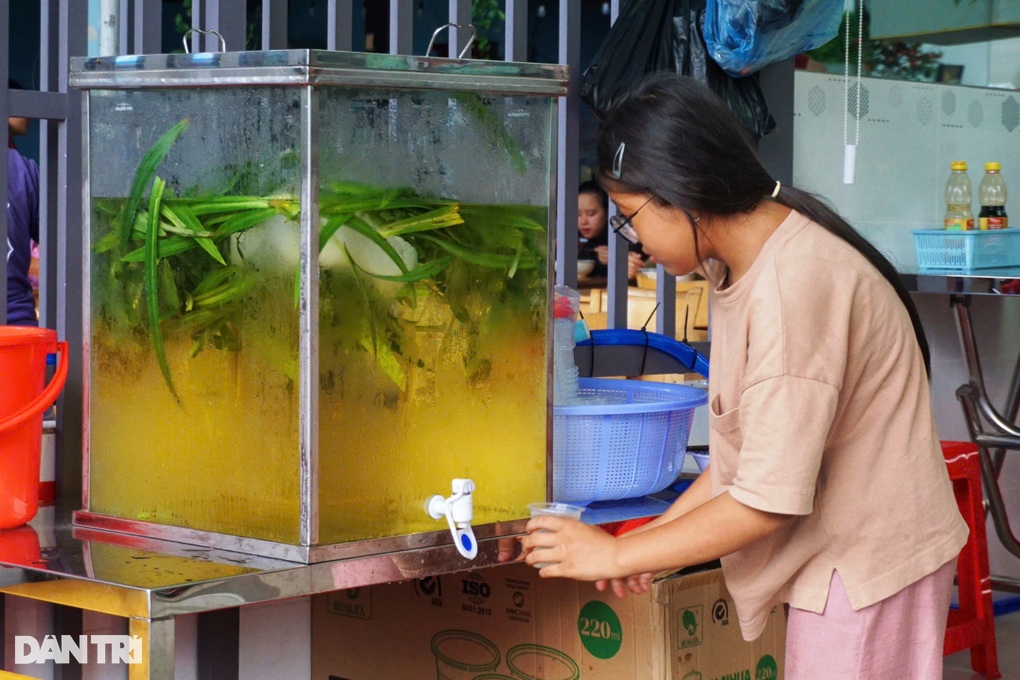 Chủ tiệm vàng ở Bình Dương chi 10 triệu đồng/ngày nấu cơm 0 đồng đãi bà con - 4 Chủ tiệm vàng ở Bình Dương chi 10 triệu đồng/ngày nấu cơm 0 đồng đãi bà con - 4