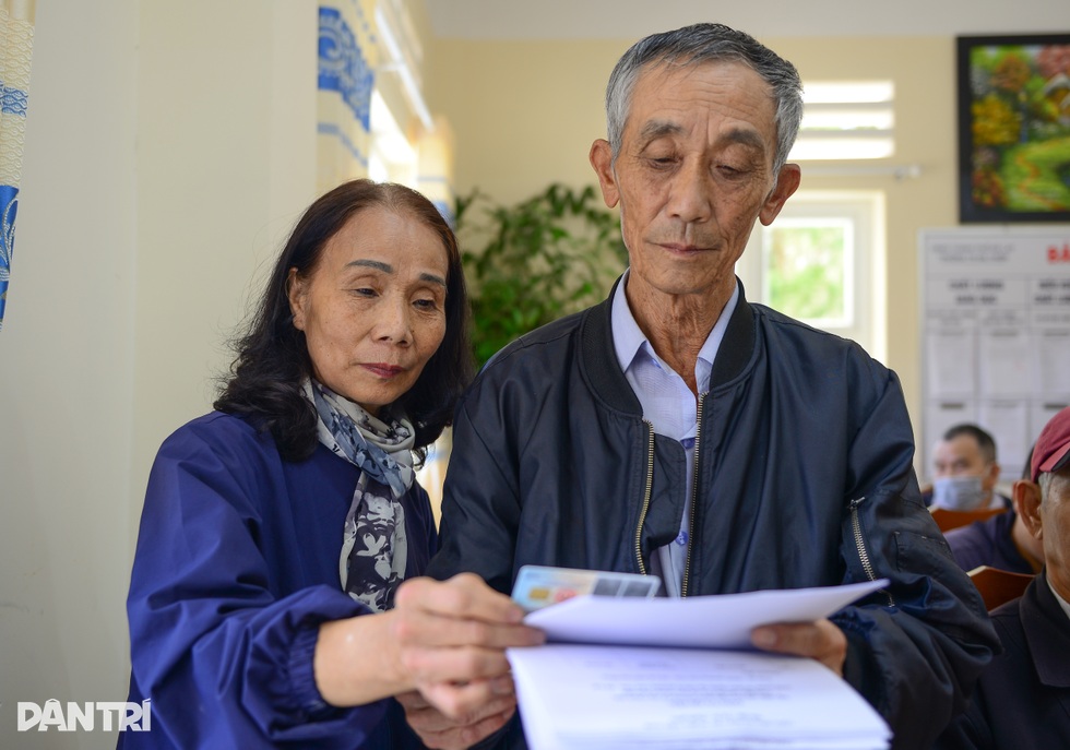 Bà con miền Nam nhận quà Tết Độc lập: Nhà mở tiệc, người giữ tiền kỷ niệm