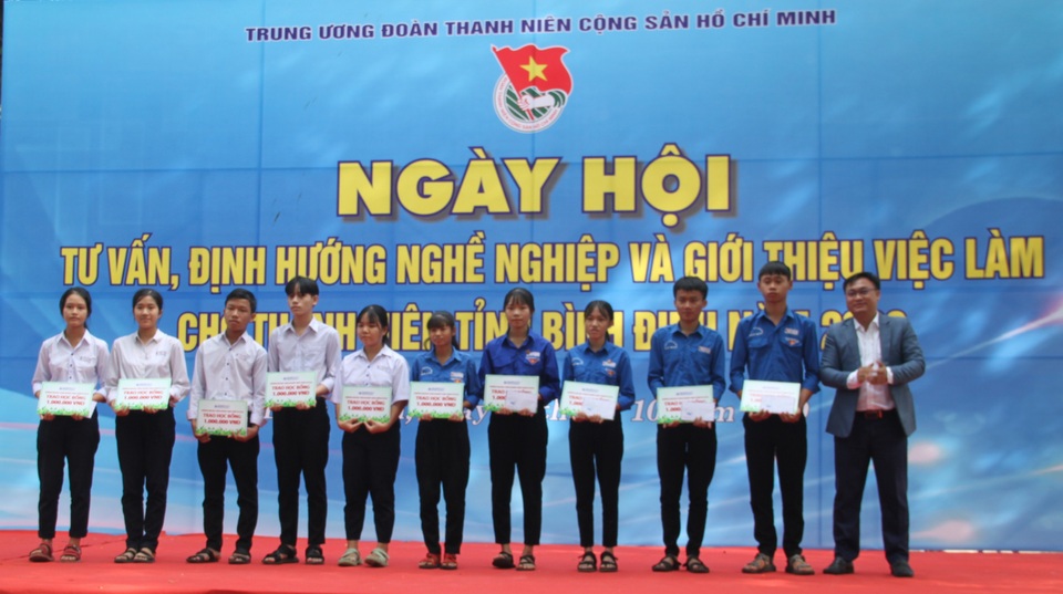 1.000 bạn trẻ tham gia ngày hội tư vấn, định hướng nghề nghiệp - 4 1.000 bạn trẻ tham gia ngày hội tư vấn, định hướng nghề nghiệp - 4