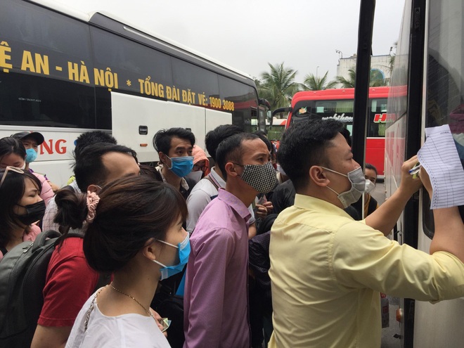 Ngày đầu nghỉ lễ: Nhiều tuyến đường cửa ngõ thủ đô ùn tắc từ sáng đến trưa - 20 Ngày đầu nghỉ lễ: Nhiều tuyến đường cửa ngõ thủ đô ùn tắc từ sáng đến trưa - 20