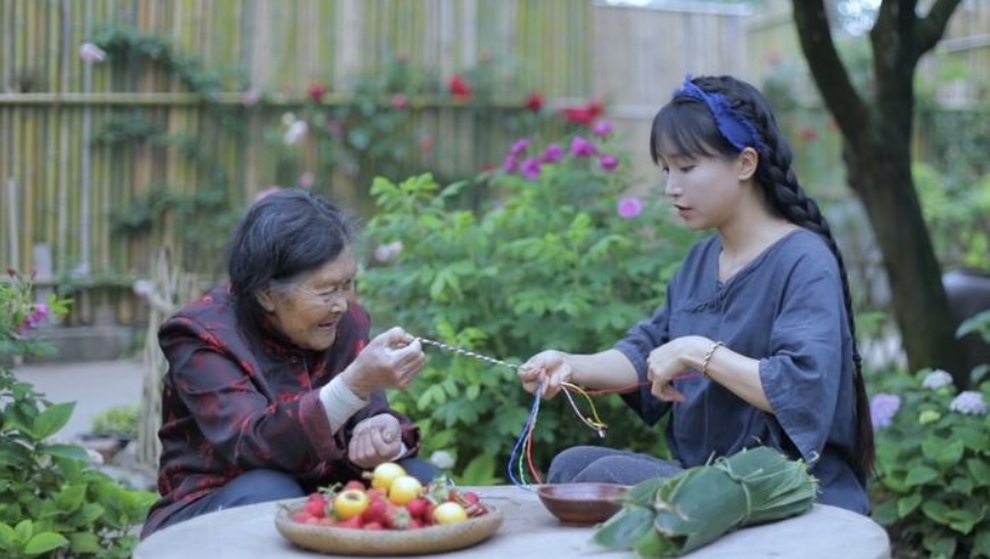 Tiên nữ đồng quê Lý Tử Thất dừng thực hiện video để quay về sống thật - 3 Tiên nữ đồng quê Lý Tử Thất dừng thực hiện video để quay về sống thật - 3