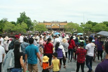 Hàng vạn người đổ vào Hoàng thành Huế vui chơi sáng 2/9