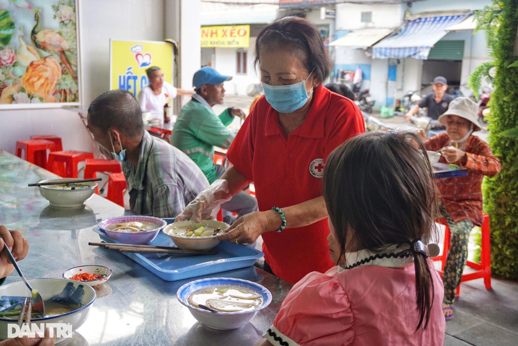 Chủ tiệm vàng ở Bình Dương chi 10 triệu đồng/ngày nấu cơm 0 đồng đãi bà con - 3 Chủ tiệm vàng ở Bình Dương chi 10 triệu đồng/ngày nấu cơm 0 đồng đãi bà con - 3