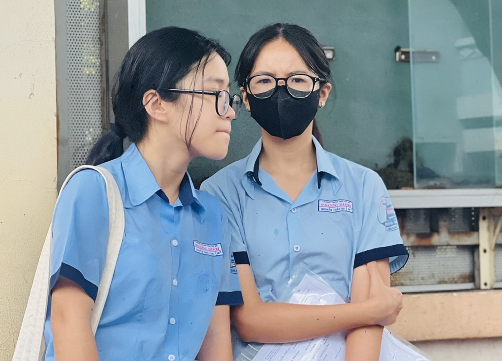 Đề toán lớp 10 lạ, thí sinh TPHCM òa khóc trên vai bạn, vai mẹ - 4 Đề toán lớp 10 lạ, thí sinh TPHCM òa khóc trên vai bạn, vai mẹ - 4