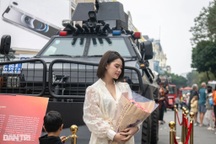 Loạt khí tài, vũ khí, xe bọc thép... được Bộ Công an trưng bày tại hồ Gươm