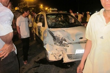 Xe máy húc taxi, 4 người nhập viện