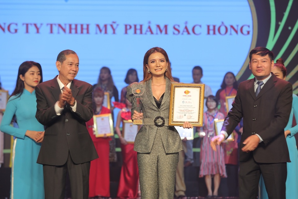 CEO Trương Thị Ngọc Thuỷ đại diện Mỹ phẩm Sắc Hồng nhận giải Thương hiệu chất lượng châu Á - 1 CEO Trương Thị Ngọc Thuỷ đại diện Mỹ phẩm Sắc Hồng nhận giải Thương hiệu chất lượng châu Á - 1