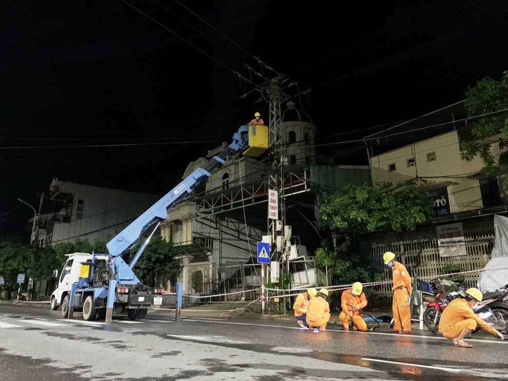 EVNCPC: Nhanh chóng khôi phục cấp điện cho người dân bị ảnh hưởng bão số 5 - 1 EVNCPC: Nhanh chóng khôi phục cấp điện cho người dân bị ảnh hưởng bão số 5 - 1
